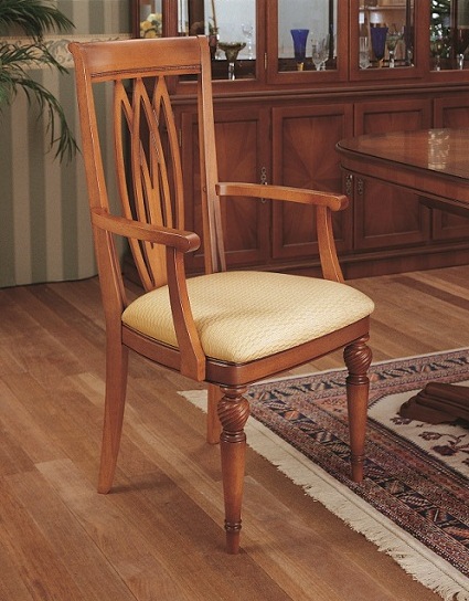 Кухонный стул с подлокотниками деревянный
